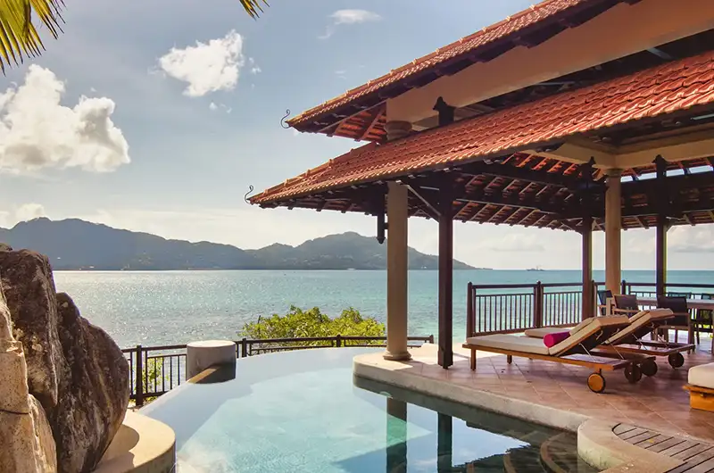 Terrasse avec piscine et vue sur l’océan au Club Med Seychelles