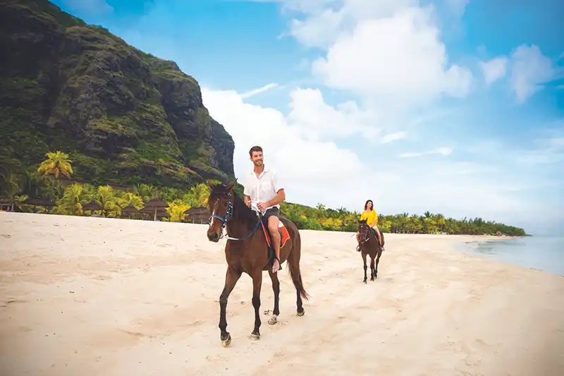 Balade à cheval sur la plage du Dinarobin Beachcomber à l’île Maurice