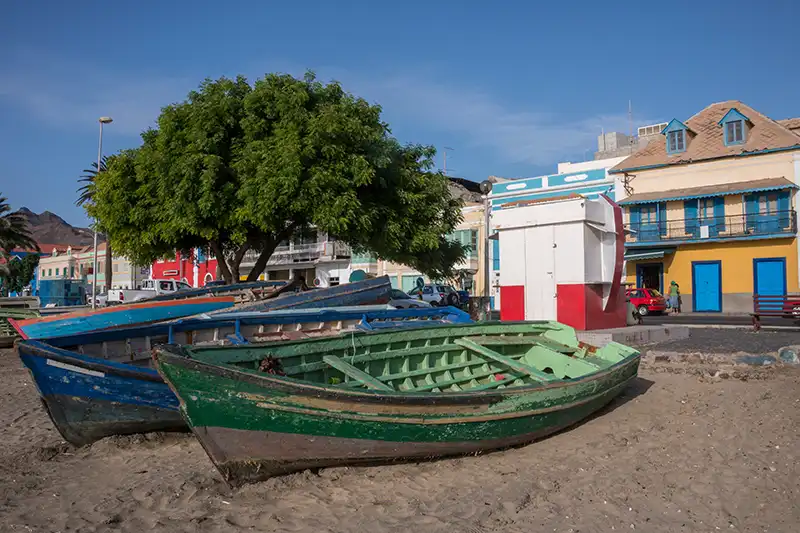 Barques colorées sur la plage de Mindelo à São Vicente au Cap-Vert