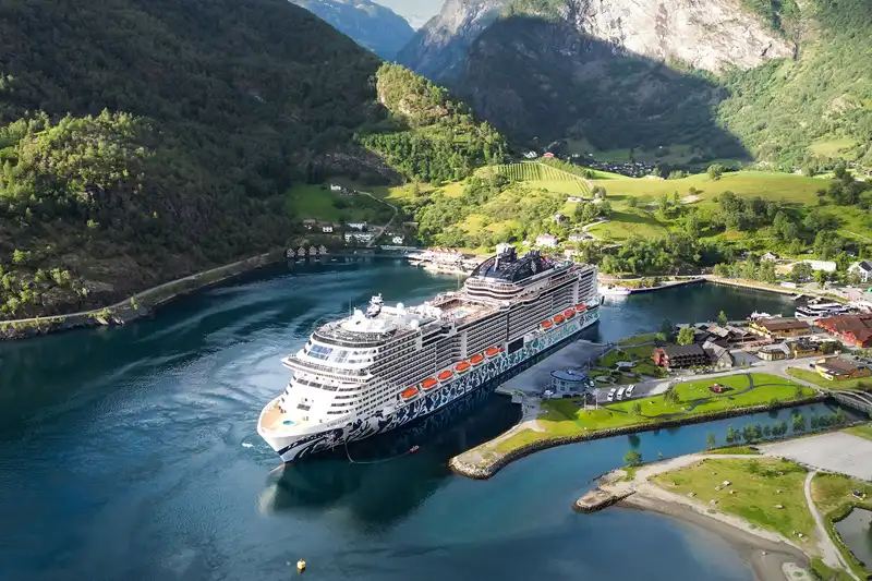 MSC Euribia naviguant dans les fjords de Norvège