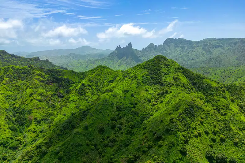 Paysage montagneux et verdoyant de l’île de Santiago au Cap-Vert