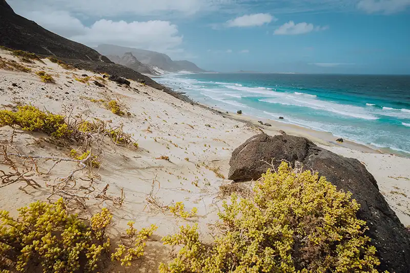 Plage sauvage sur l’île de São Vicente au Cap-Vert