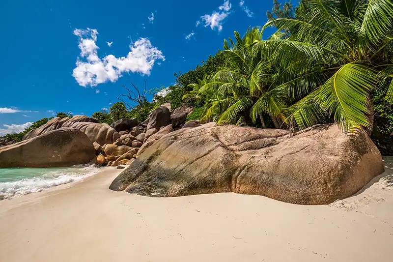 Plage de Praslin avec rochers de granit aux Seychelles