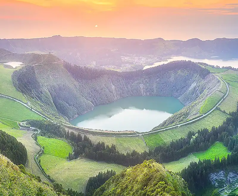 Lac de cratère de Sete Cidades sur l’île de São Miguel, aux Açores