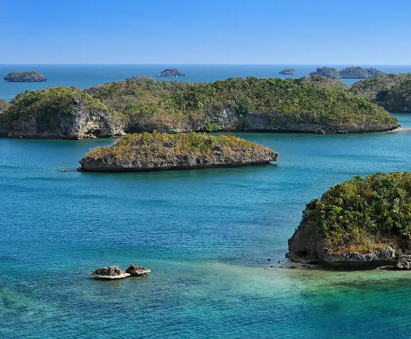 Îlots rocheux couverts de végétation dans une mer turquoise aux Philippines