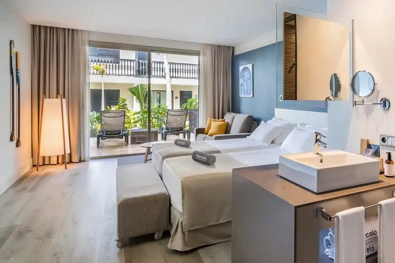Chambre lumineuse du Barceló Castillo à Fuerteventura avec terrasse aménagée.