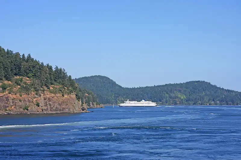 Ferry naviguant entre les îles boisées des Gulf Islands, en Colombie-Britannique