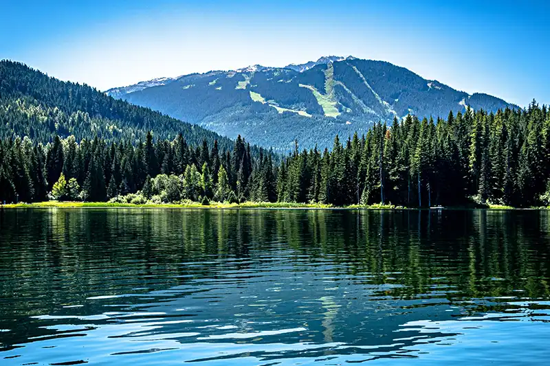 Lost Lake à Whistler, entouré de forêts et de montagnes en Colombie-Britannique