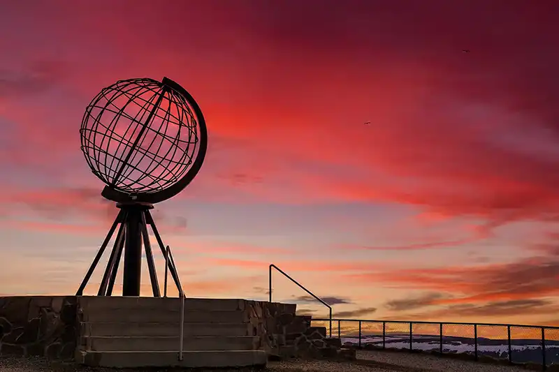 Globe emblématique du Cap Nord au coucher du soleil, en Norvège