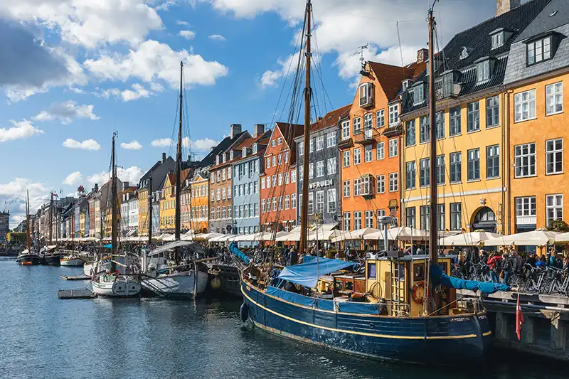 Façades colorées et voiliers le long du canal de Nyhavn à Copenhague