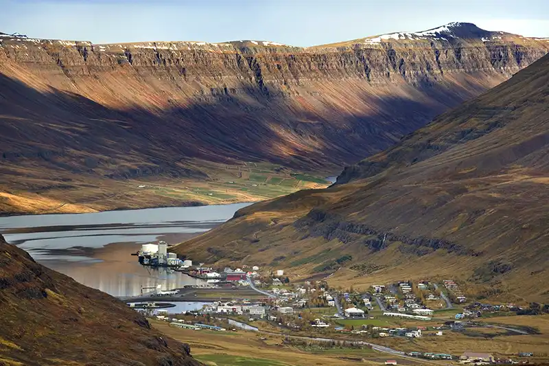Village de Seyðisfjörður au bord d'un fjord entouré de montagnes, dans l'est de l'Islande