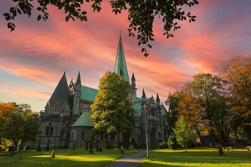 Cathédrale de Nidaros à Trondheim, en Norvège, au coucher du soleil
