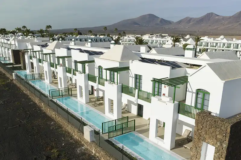 Bâtiments blancs aux balcons et terrasses bordés de bassins à Lanzarote.