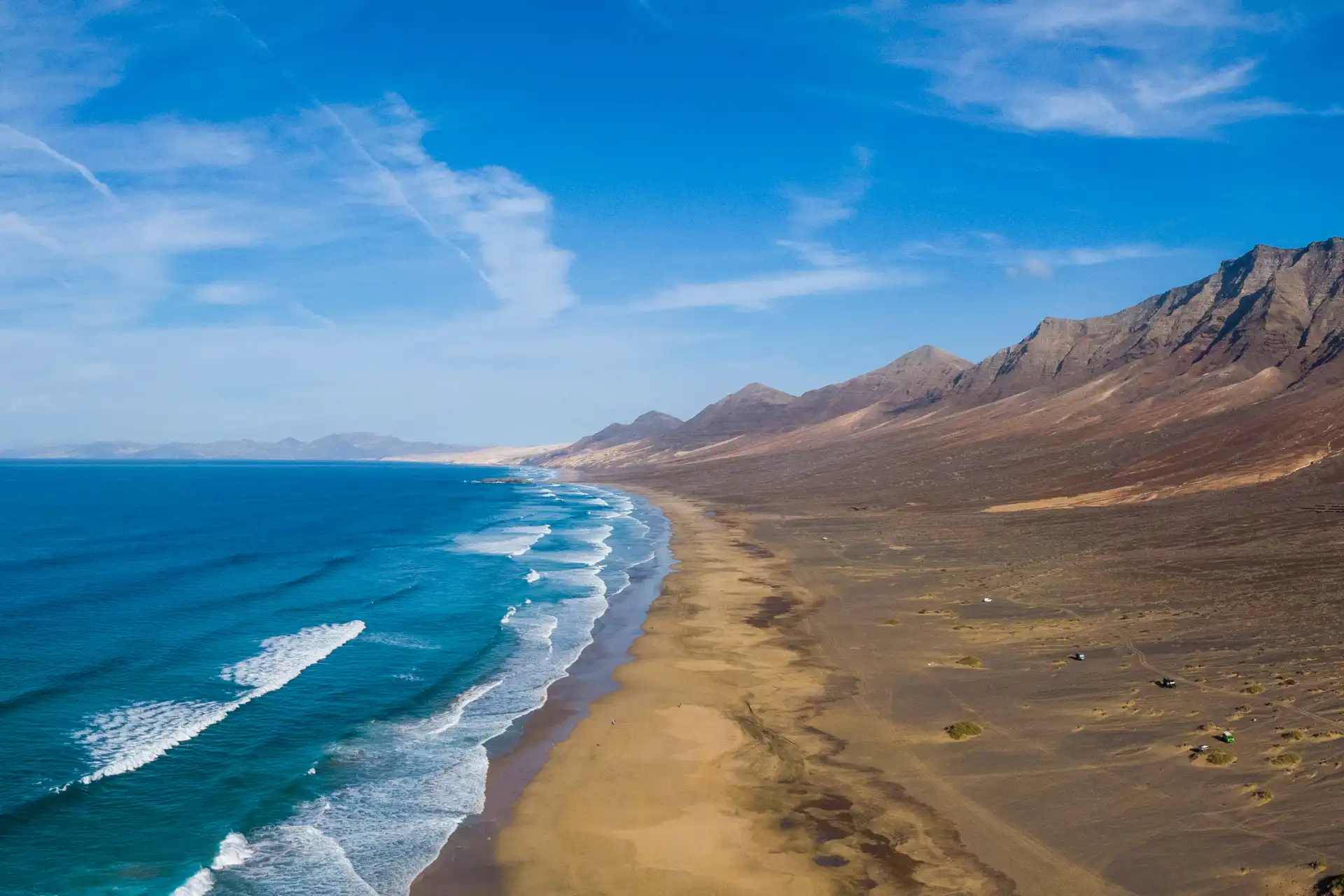 Fuerteventura – Nouvel An au soleil Plage sauvage de Fuerteventura aux Canaries, entre océan Atlantique et paysages volcaniques